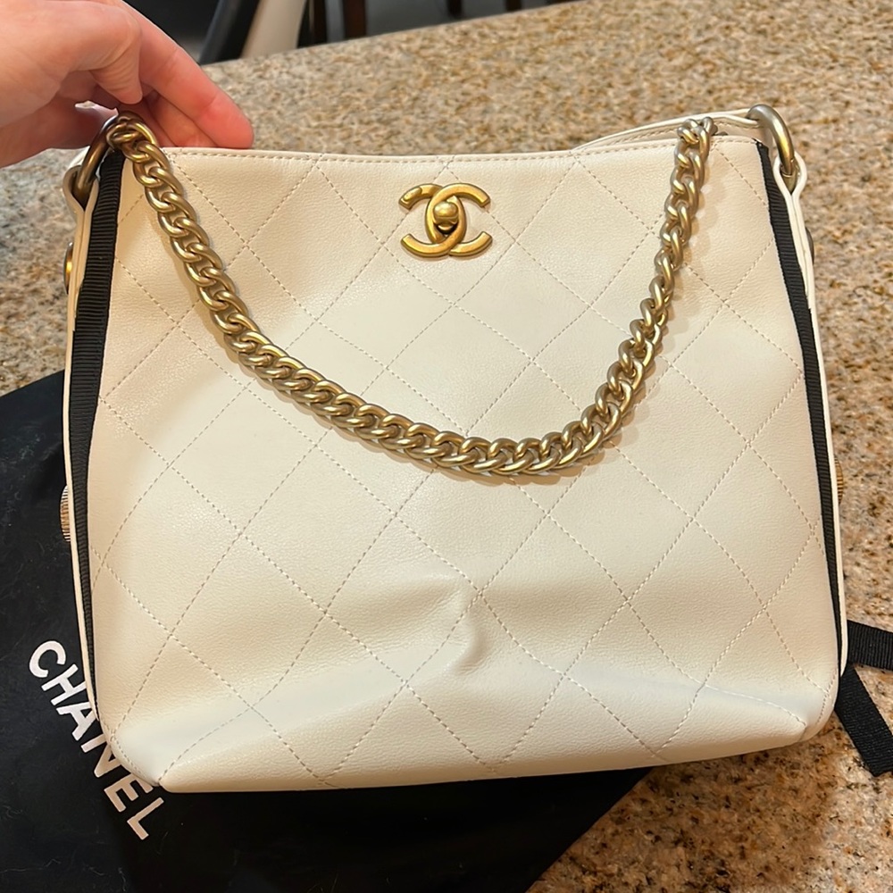 White shoulder or crossbody bag